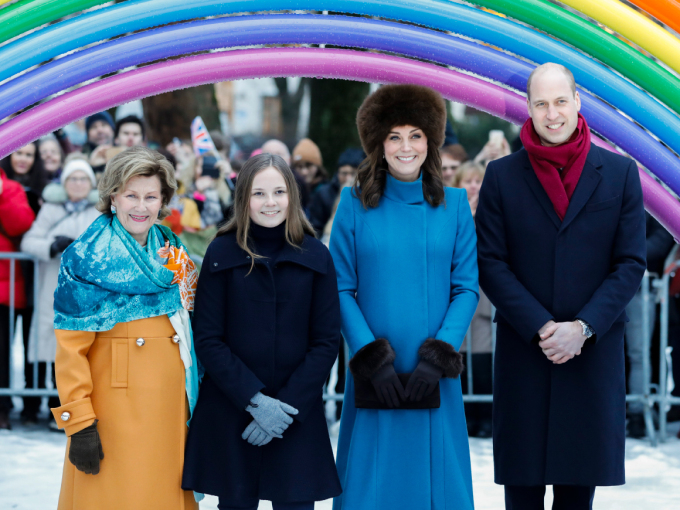 Prinsesse Ingrid Alexandra var selv guide i Skulpturparken da Storbritannias Prins William og Hertuginne Catherine besøkte Norge i 2018. Her står de sammen med Dronningen foran skulpturen 
